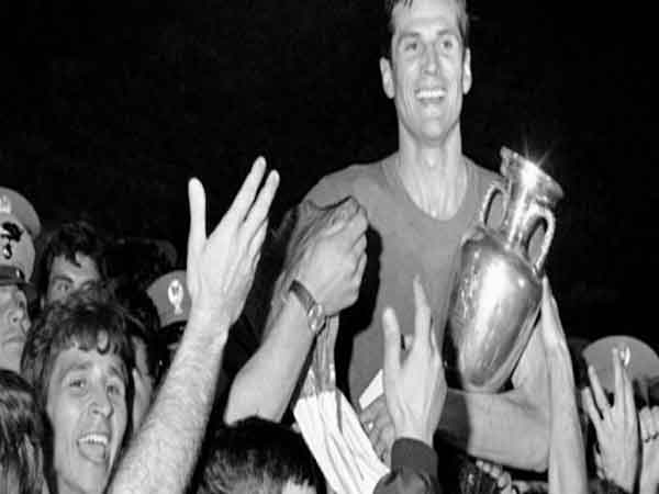 Khoảnh khắc ấn tượng nhất lịch sử Euro - Ý giành chiến thắng nhờ tung đồng xu